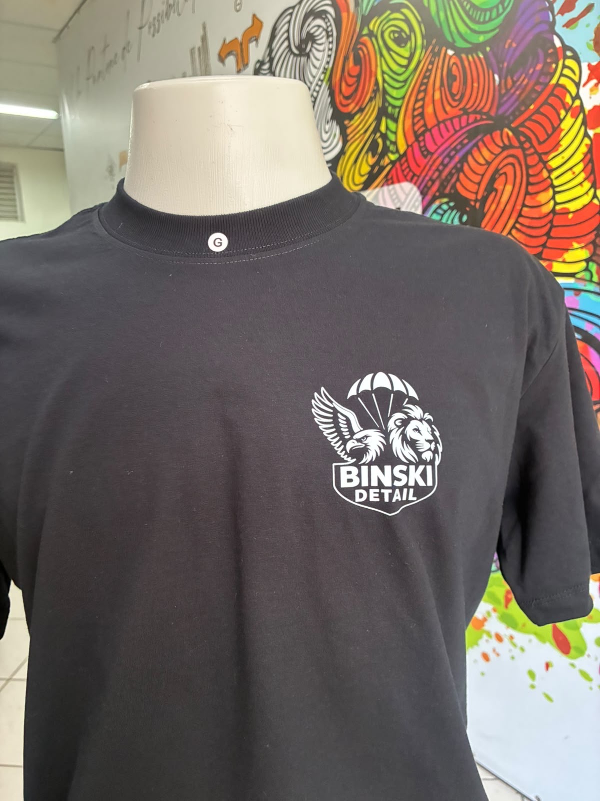 Detalhe de estampa no peito de camiseta produzida pela Duarte